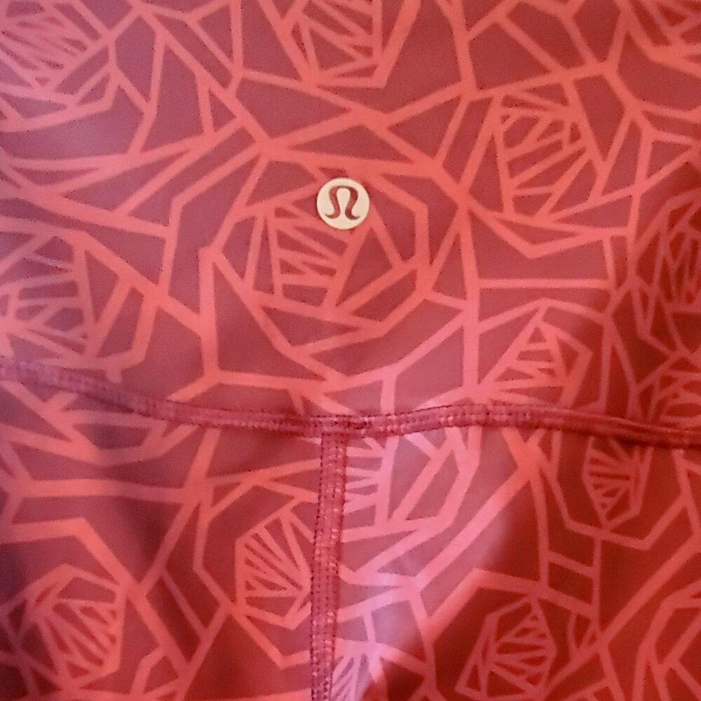 Lulu Lemon Mackintosh rose leggings in burgandy Sz. 8